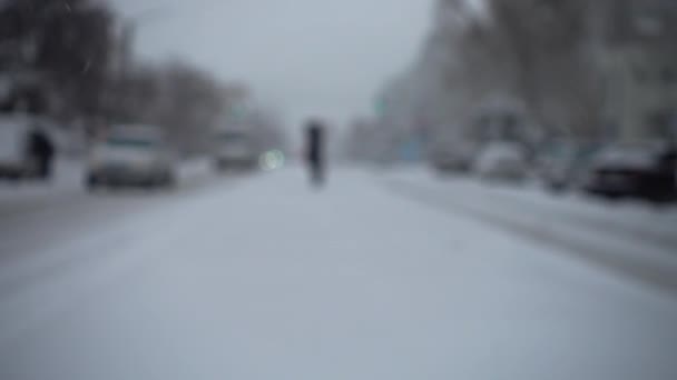 Blizzard Mieście Ruch Samochodu Wzdłuż Pokrytej Śniegiem Drogi Brak Ostrości — Wideo stockowe