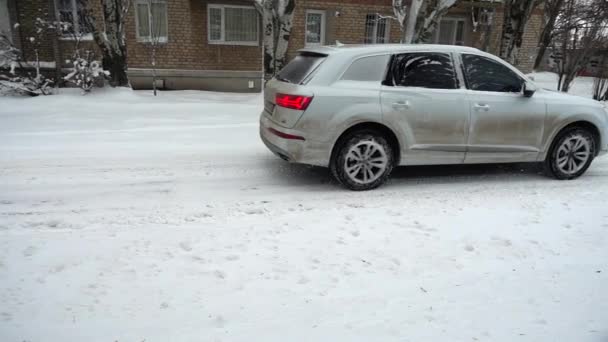 Nevasca Cidade Movimento Carro Longo Estrada Coberta Neve Movimento Lento — Vídeo de Stock