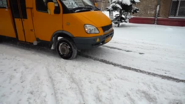 Вьюга Городе Движение Автомобиля Заснеженной Дороге Медленное Движение — стоковое видео