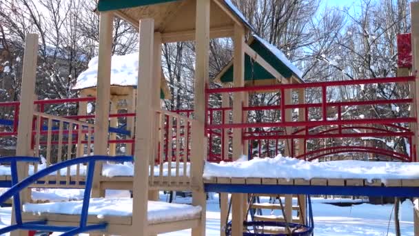 Parco Giochi Nel Parco Invernale — Video Stock