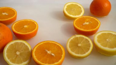 Sulu portakalın suya düşüşü. Yavaş çekim.