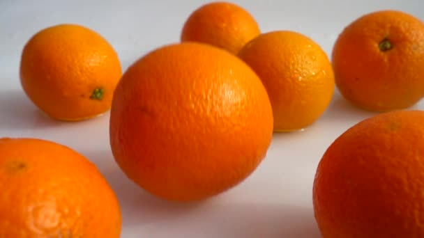 Πτώση Του Χυμώδους Πορτοκαλιού Στο Νερό Αργή Κίνηση — Αρχείο Βίντεο