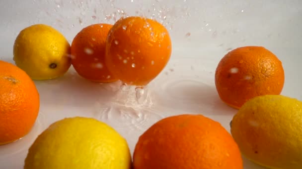 Der Sturz Der Saftigen Orange Ins Wasser Zeitlupe — Stockvideo