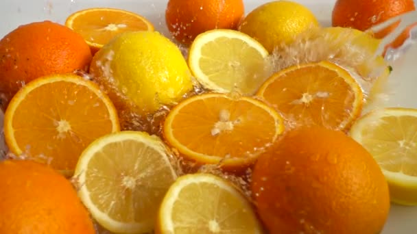 Laranjas Suculentas Limões Salpicos Movimento Lento — Vídeo de Stock