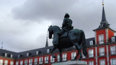 Plaza Mayor. Madrid, İspanya. Plaza Mayor, İspanyol başkentinin merkez meydanlarından biri. Plaza Belediye Başkanı (İngiliz Ana Meydanı) Philip III sırasında inşa edildi.