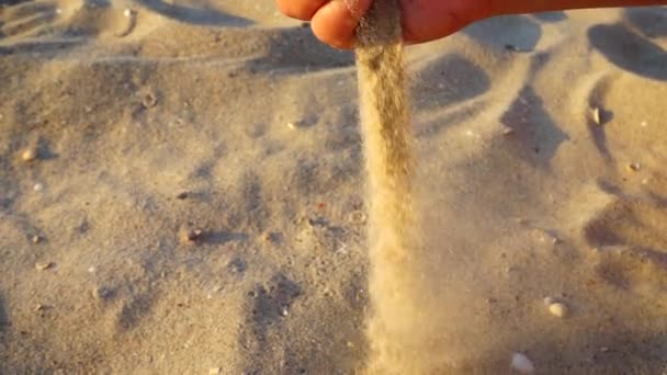 Die Frau Strand Bekommt Sand Zeitlupe Schießen Strand — Stockvideo