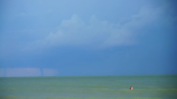 Tornado Błyskawice Niebie Nad Morzem Strzelanie Morza — Wideo stockowe