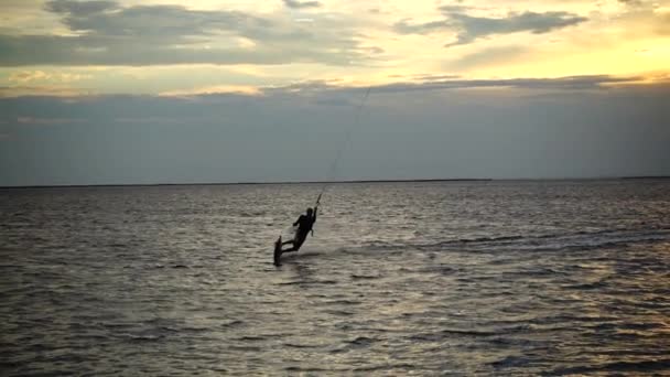 Drachensteigen Zeitlupe Sonnenuntergang Über Dem Meer Freizeit — Stockvideo