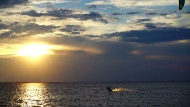Uçurtma geliyor. Ağır çekim. Denizin üzerinde gün batımı. Spor..