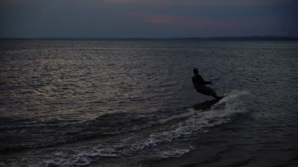 Drachensteigen Zeitlupe Sonnenuntergang Über Dem Meer Freizeit — Stockvideo