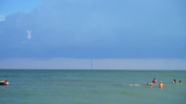 龙卷风和海天上的闪电 在海上射击 — 图库视频影像
