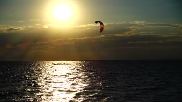 Vliegerinstappen Langzame Beweging Zonsondergang Boven Zee Sport — Stockvideo