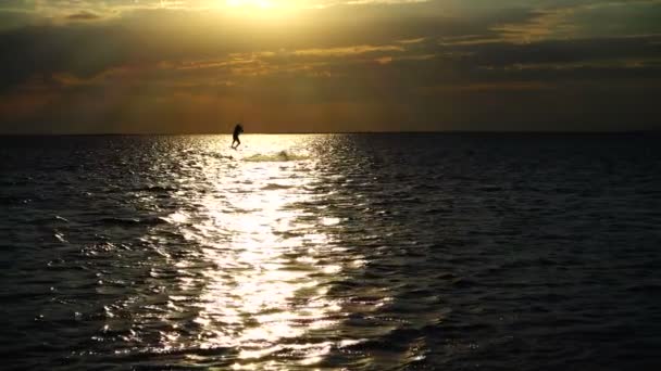 Kite Ombordstigning Sakta Backarna Solnedgång Över Havet Idrott — Stockvideo