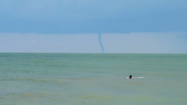 海中地平线上的龙卷风在海上射击 — 图库视频影像