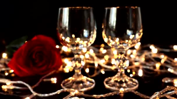 酒杯和玫瑰在明亮的花环背景下 注意力不集中 — 图库视频影像
