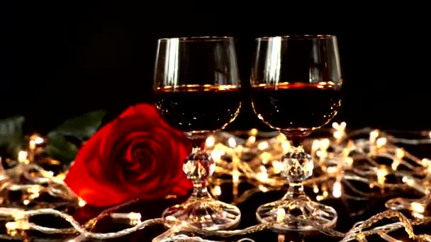 ワインと明るいガーランドの背景にバラのガラス — ストック動画