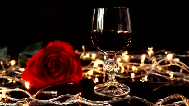Glas Met Wijn Een Roos Tegen Achtergrond Van Heldere Bloemenslingers — Stockvideo