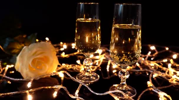 Copos Com Champanhe Rosas Fundo Guirlandas Brilhantes — Vídeo de Stock