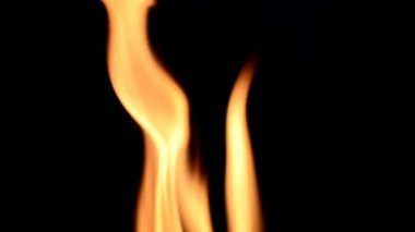 Ateş ve alev. Siyah arkaplanda ateş