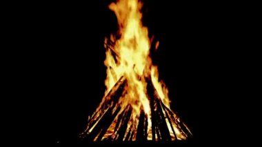 Siyah arka planda yangın. Ateş alevi