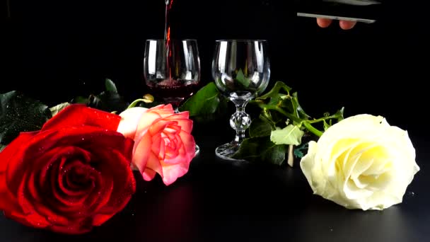Ποτήρια Κρασιού Και Τριαντάφυλλα Μαύρο Φόντο — Αρχείο Βίντεο