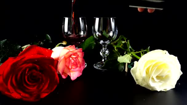 Copas Vino Rosas Sobre Fondo Negro — Vídeo de stock