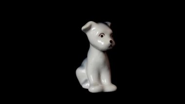 Bir köpek heykeli fırlatılıyor. Heykelin fırlatılması.