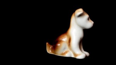 Bir köpek heykeli fırlatılıyor. Heykelin fırlatılması.