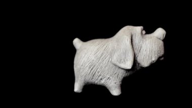 Bir köpek heykeli fırlatılıyor..