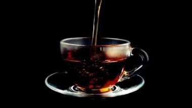 Çay fincana dökülür. Yavaş çekim.
