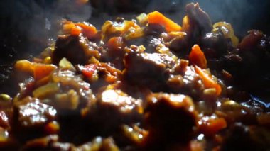 Domuz demiri tavada sebzeli gulaş hazırlama süreci. Yavaş çekim.