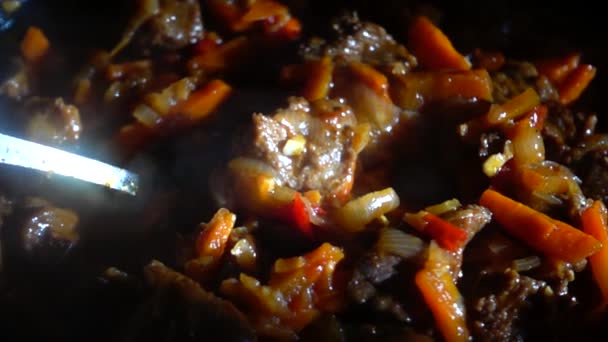 豚鉄フライパンで野菜とガラスの準備のプロセス スローモーション — ストック動画