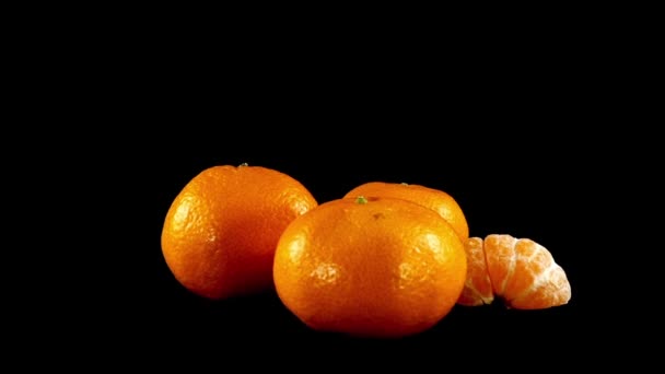 Tangerines Een Zwarte Achtergrond — Stockvideo