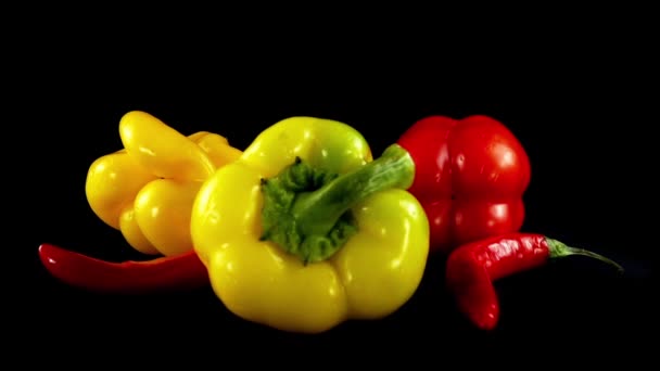 红辣椒和辣椒在黑色背景上 — 图库视频影像