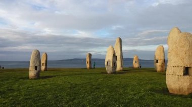 Campo de la Rata 'daki Menhirs parkında. La Coruna, İspanya.