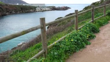 Atlantik Okyanusu üzerindeki dağdaki yürüyüş yolu. La Coruna, İspanya. Harekette çekim..