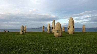 Campo de la Rata 'daki Menhirs parkında. La Coruna, İspanya.