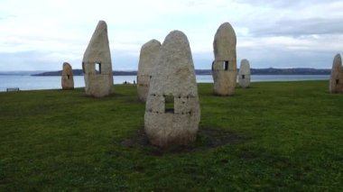 Campo de la Rata 'daki Menhirs parkında. La Coruna, İspanya.