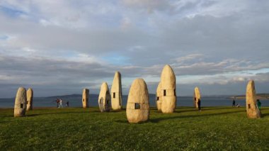 Campo de la Rata 'daki Menhirs parkında. La Coruna, İspanya.