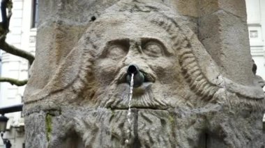 İspanya, La Coruna 'nın tarihi merkezindeki çeşme. Yavaş çekim.