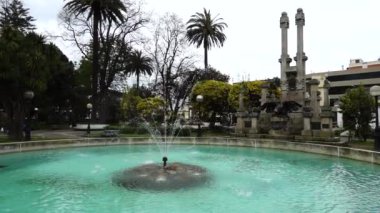 Jardines de Mendez Nunez 'deki çeşme. Ağır çekim. La Coruna 'da. İspanya.