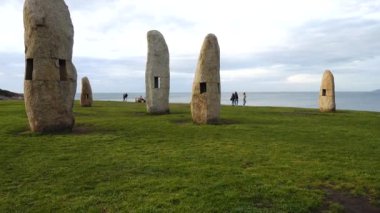 Campo de la Rata 'daki Menhirs parkında. La Coruna, İspanya.