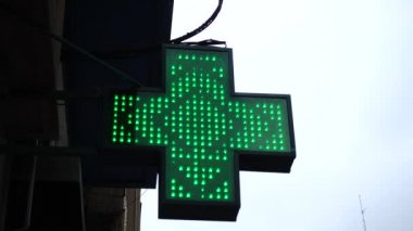 Eczane işareti. La Coruna, İspanya. İspanya 'da çekim.