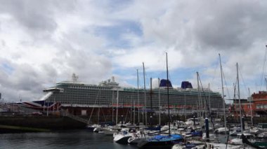 La Coruna 'daki set ve yatlar. Yolcu gemisi ve yatlar limanda. LA CORUNA, İspanya - 1 Nisan 2018 Britanya yolcu gemisi. La Coruna İspanya 'nın kuzeybatısındaki büyük şehir, tatil köyü ve liman..