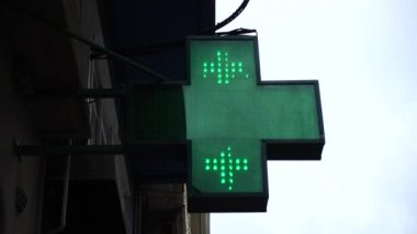 Eczane işareti. La Coruna, İspanya. İspanya 'da çekim.
