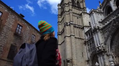 Kız turist, Toledo 'lu Aziz Mary Katedrali' ne bakıyor. İspanya. Katedral Çekimi.