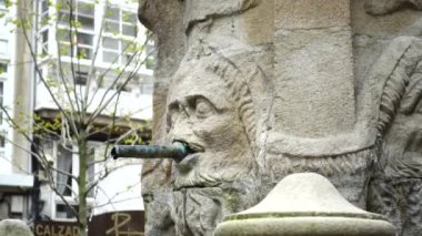 İspanya, La Coruna 'nın tarihi merkezindeki çeşme. Harekette çekim..