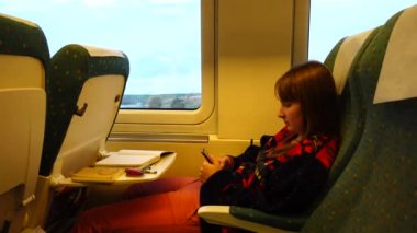 Hızlı trenin tren vagonundaki kız yolcu. Harekette çekim..