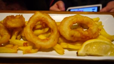 İspanyol mutfağı, restoranda çekim. Deniz ürünleri. Kafede çekim..