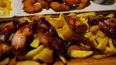 İspanyol mutfağı, restoranda çekim. Deniz ürünleri. Kafede çekim..